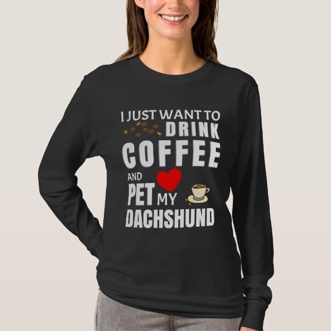 Jag vill bara dricka kaffe och äta min docka. t shirt (Framsida)