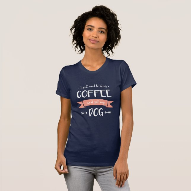 Jag vill bara dricka kaffe och äta min Hund (lätt) Tee Shirt (Hel framsida)
