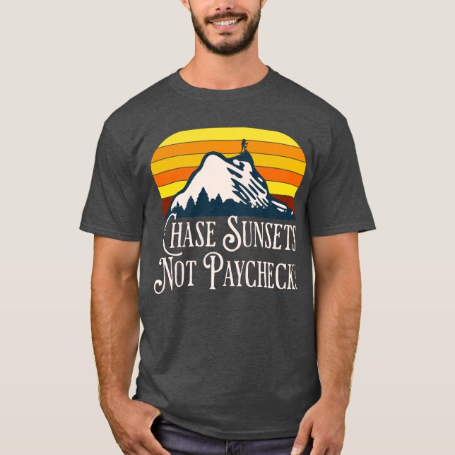 Jaga solnedgångar inte lönecheckar T-shirt (Framsida)