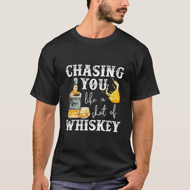 Jagar dig som ett skott whisky Bourbon Dricka T Shirt (Framsida)