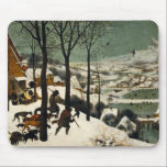 Jägare i Snö av Pieter Bruegel den äldre Musmatta<br><div class="desc">Jägarna i Snö, 1565, av Pieter Bruegel, är en olje- och äggtemperaturomvandling av ett stort vinterlandskap med en trio jägare och deras hundar som återvänder till sin stad i snö. Jägarna bär bara en död räv som är bunden till en käpp. Deras hundar verkar lite undernärt, om inte olyckligt. Nearbybor...</div>