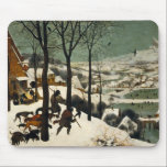 Jägare i Snö (av Pieter Bruegel den äldre) Musmatta<br><div class="desc">Denna formgivning kännetecknas av att konstnären Pieter Bruegel från 1525/1530-1569, som är en av de mest betydande konstnärerna i nederländsk och flamländsk Renaissance, målar olja på trä. Det visar en scen under vintersäsongen där tre jägare kan ses återvända från en expedition som åtföljs av deras hundar. Jägarna har inte varit...</div>