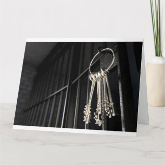 Jagelcell med öppen dörr och Nycklar-bunt Kort