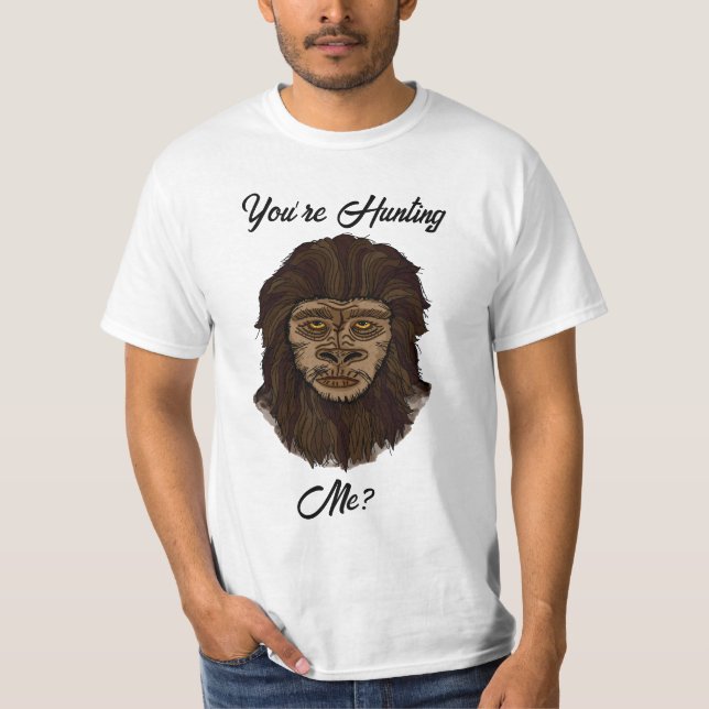 Jakt på mig? Funny Bigfoot Sasquatch Humor T Shirt (Framsida)