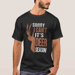 Jakt Ursäkta, det är hjortsäsong Rolig jaktande pa T Shirt
