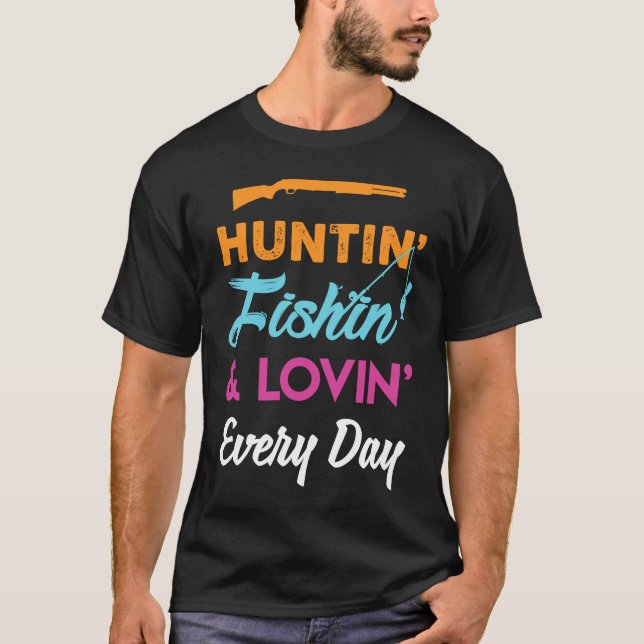 Jaktar, fiskar och älskar jakt varje dag t shirt (Framsida)