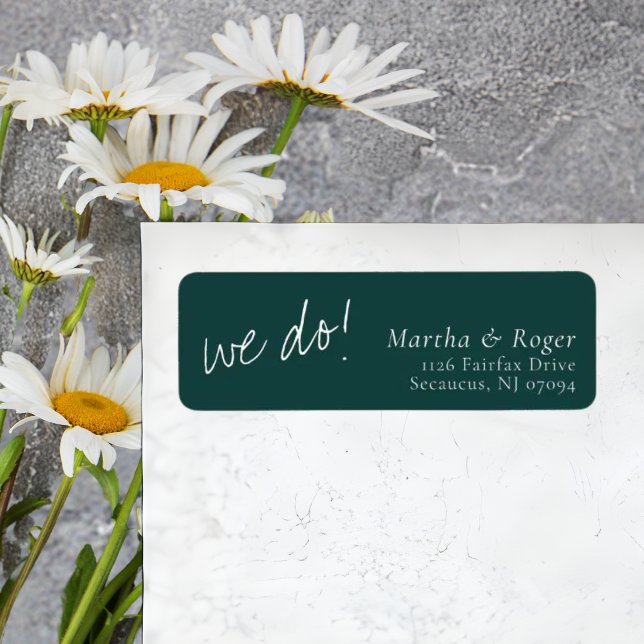 Jaktgrön kalligrafi bröllops returadress etikett (Hunter green calligraphy return address label adds elegant personalized charm to wedding envelopes.)