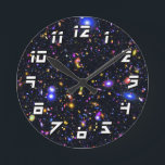 James Webb Space Telescope Simulation - Pop Art Rund Klocka<br><div class="desc">En förbättrad popkonssimulering av James Webb Space Telescopes fält visar miljarder galaxer med aldrig tidigare skådad tydlighet.</div>