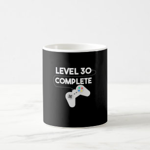 Jämna den grafiska färdiga roliga födelsedagen kaffemugg