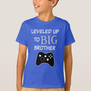 Jämna upp till storebrorpojkar som spelar den t shirt