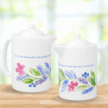 Jane Austen Motto Blommigt Tekanna<br><div class="desc">Jane Austen Motto Blommigt Tekanna: "Det är en sanning som är allmänt erkänd att en läsare av Jane Austen måste vara i behov av tea:)" Jane Austen Motto Handmålated Blommigt Tekanna, perfekt för alla Jane Austen fläkt. Alla Jane Austen-läsare måste väl ha en tekanna! Blommor och knoppar som är målade...</div>