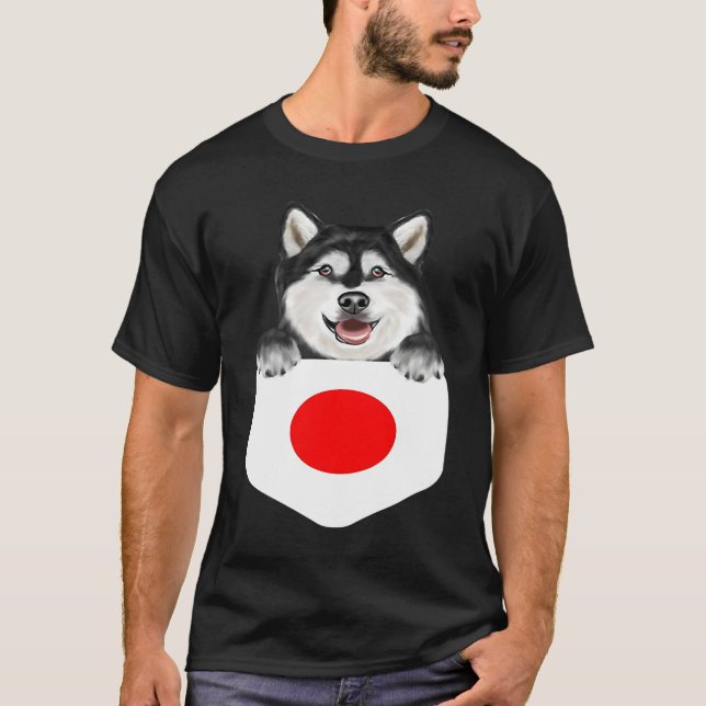 Japan Flag Alaskan Malamute Dog In Pocket T Shirt (Framsida)