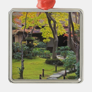 Japan, Kyoto, Arashiyama, Okochi Sanso Julgransprydnad Metall
