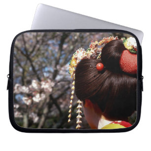 Japan, Kyoto. Bakre närbild av geishas Laptop Sleeve