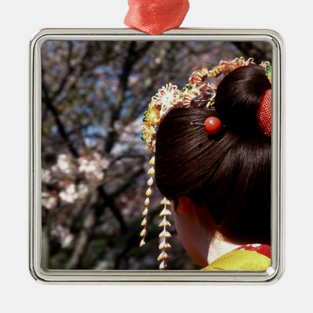 Japan, Kyoto. Bakre visning nära geishas Julgransprydnad Metall (Framsidan)