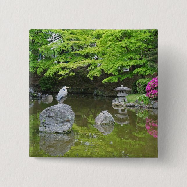 Japan, Kyoto. Heron i färsk grönt löv Knapp (Framsida)