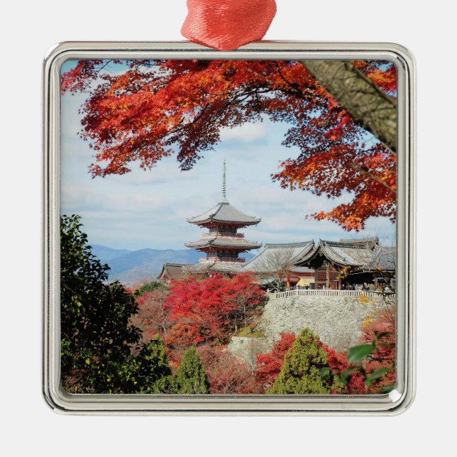 Japan, Kyoto. Kiyomizu-templet i färg under hösten Julgransprydnad Metall (Framsidan)