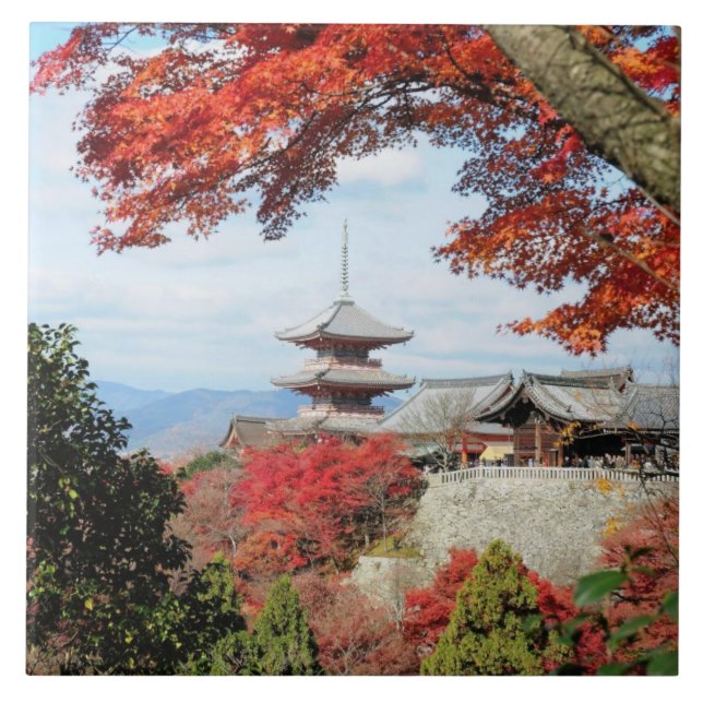 Japan, Kyoto. Kiyomizu-templet i färg under hösten Kakelplatta (Framsidan)