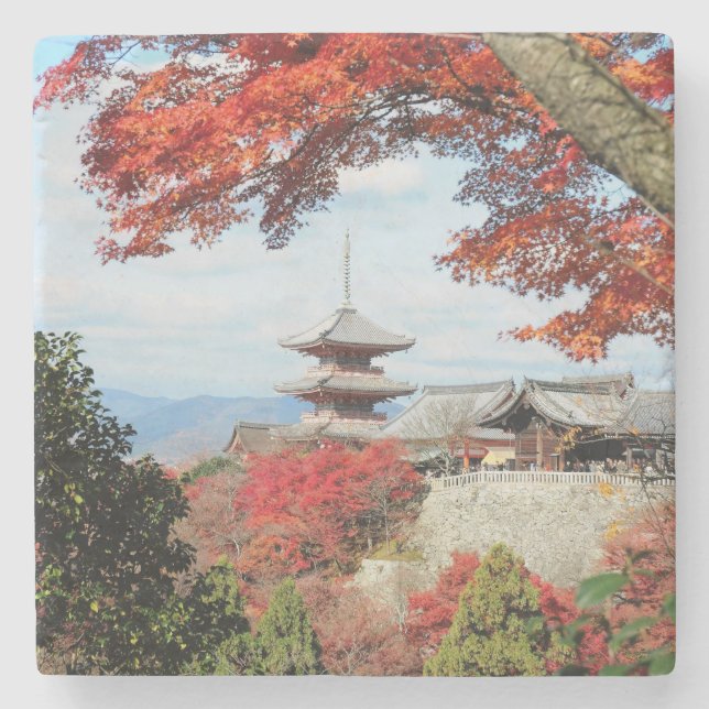 Japan, Kyoto. Kiyomizu-templet i färg under hösten Stenunderlägg (Framsidan)