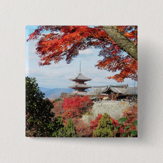 Japan, Kyoto. Kiyomizu-templet i höstfärger Knapp (Framsida)