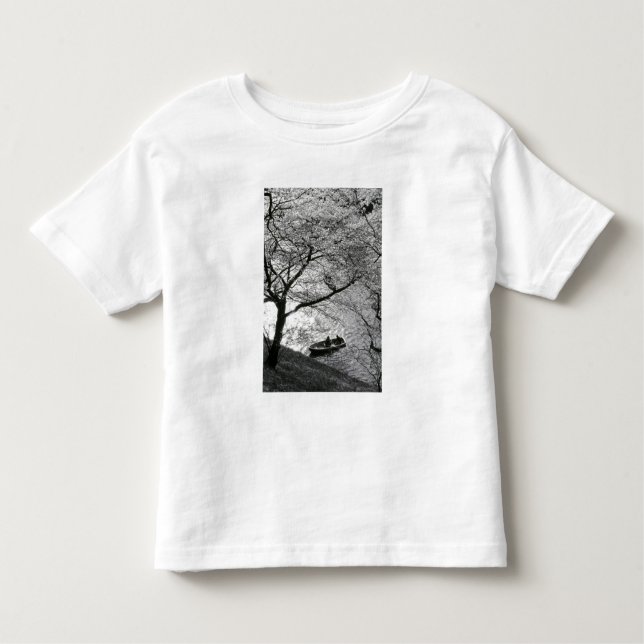 Japan, Tokyo. blommar av körsbär i Imperial Tee Shirt (Framsida)