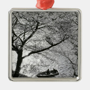 Japan, Tokyo. Körsbärsblommor i det kejserliga Julgransprydnad Metall