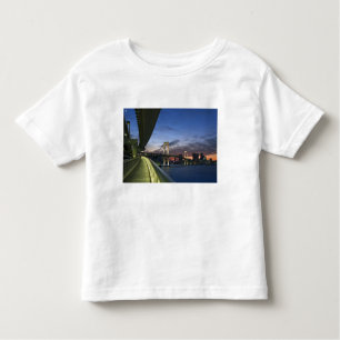 Japan. Tokyo. Rainbow Bridge i Tokyo Bay. T-shirt
