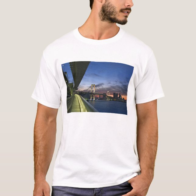 Japan. Tokyo. Rainbow Bridge i Tokyo Bay. Tee (Framsida)