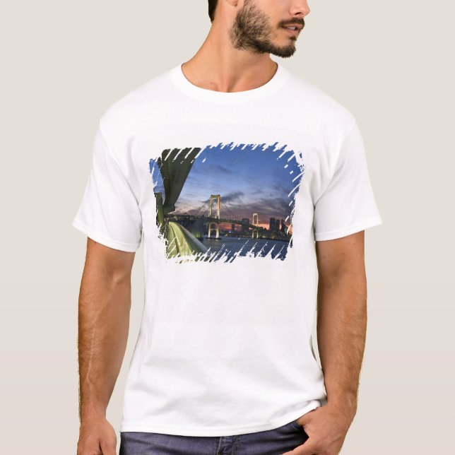 Japan. Tokyo. Rainbow Bridge i Tokyo Bay. Tee Shirt (Framsida)
