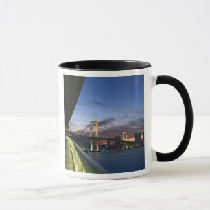 Japan. Tokyo. Regnbågsbron i Tokyobukten. Mugg