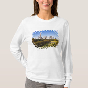 Japan. Tokyo. Shinjuku District Siluett och Tee Shirt