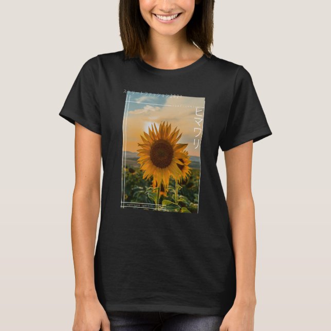 Japanese Floral Sunflower Streetwear Aesthetic T Shirt (Framsida)