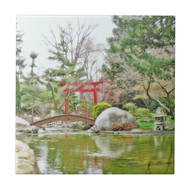 JAPANESE GARDEN WITH BRIDGE AND TORII (RED GRIND) KAKELPLATTA (Framsidan)