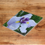 Japansk Iris Bloom-Blommigt Kakelplatta<br><div class="desc">Keramisk platta som innehåller fotobilden av en japansk irisblomma med lila,  vitt och gult färg. En underbar,  blommigt design! Markera din ruta storlek. Gör en söt köksbagge!</div>