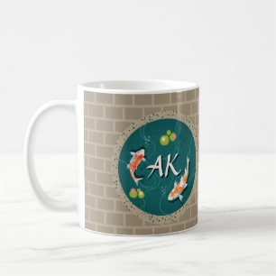 Japansk koifisk i dammen i lycka till kaffemugg