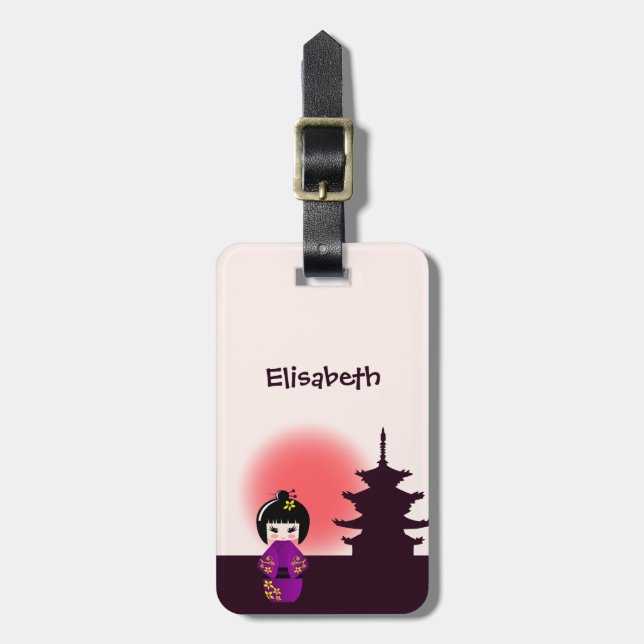 Japansk kokeshi-docka vid templet under solnedgång bagagebricka (Vertikal Framsida)