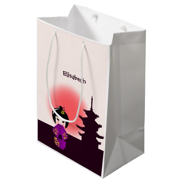 Japansk kokeshi doll vid templet under solnedgånge (Framsidan Vinklad)