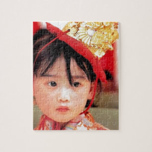 Japansk liten flicka som ha på sig en Kimono Pussel