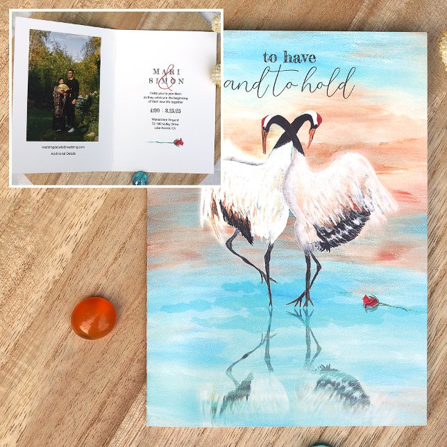 Japansk röd topp Tancho Cranes Beige Blue Bröllop Inbjudan (Japanese cranes wedding invitations, red rose in puddle of water, reflection on water)