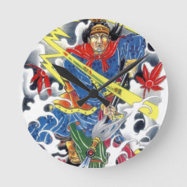 Japansk Samuraj med spjuttatatuering design Rund Klocka