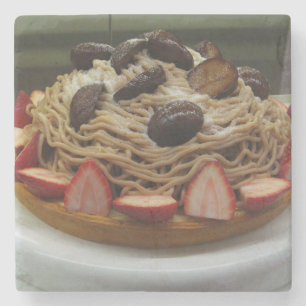 Japansk spaghetti och jordgubbskädda underlägg sten