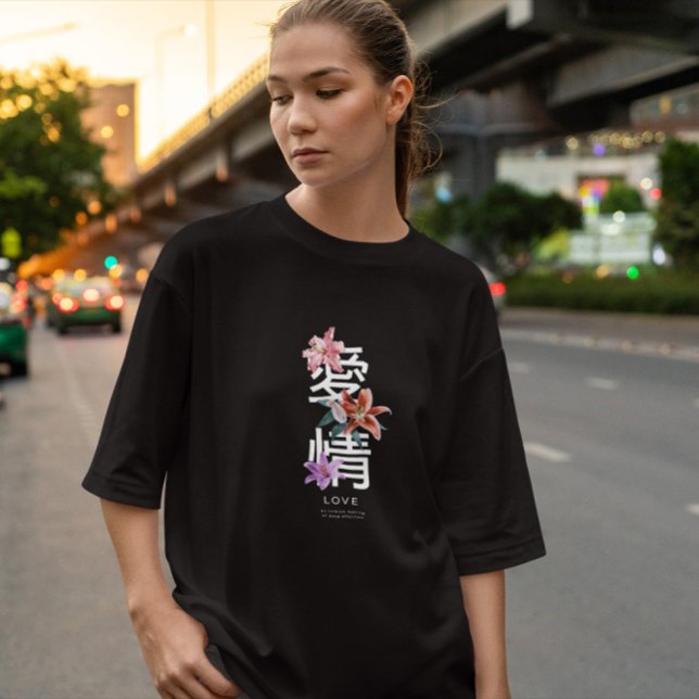 Japansk text med blommor t shirt (Skapare uppladdad)
