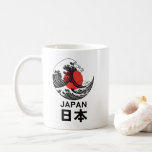 Japansk Underbar Wave Ukiyoe Black Kaffemugg<br><div class="desc">Börja din dag med en tradition. Det här japanska mugg har en slående ukiyoe-stil-våg i fet svart bläck som kraschar före ett rött stigning sol - perfekt blandning av klassisk japansk konst med minimalistisk design. Oavsett om du är på teatern eller presenterar ett resande älskare, tillför det här mugg ett...</div>