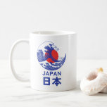 Japansk Underbar Wave Ukiyoe Blue Kaffemugg<br><div class="desc">Ta med en kulturvåg till din morgonrutin med det japantemade mugg, med en våg av fetstil mellan ukiyoe och stil och ett pulserande rött stigning sol. Designad i en minimalistisk blå och röd palett förenar den traditionella japanska konsten med en ren, modern känsla - perfekt för kaffe, te, gåva. Oavsett...</div>