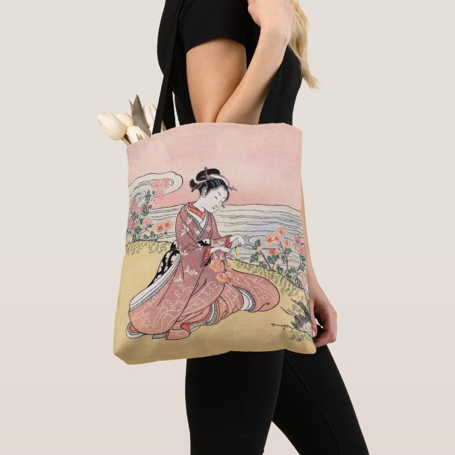 Japansk Woman Picking Chrysanthemum Tygkasse (Närbild)
