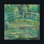 Japanska bron (Vatten-Lily Pond), Monet Magnet<br><div class="desc">Oscar-Claude Monet (14 november 1840-5 december 1926) var en Fransk målare, en av de Fransk Impressionistiska målningarna och den mest konsekventa och skickliga utövaren av rörelsens filosofi att uttrycka sina uppfattningar före naturen, särskilt när det gäller plätering av landskapsbilden i luft. Uttrycket ""Impressionism" härrör från titeln på hans målning Impression,...</div>