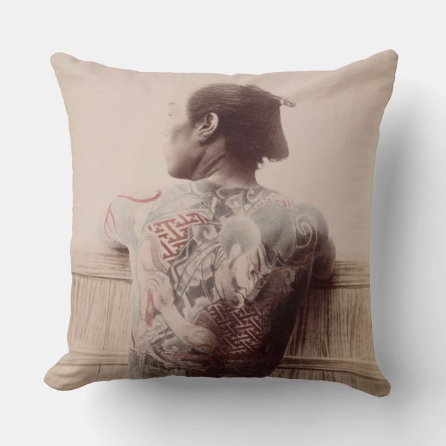 Japanska brudgum tatueringar, c.1880 (fotoet) kudde (Framsida)
