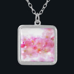 Japanska Cherry Träd med Pastel Rosa Blommars Silverpläterat Halsband<br><div class="desc">Springtime-bild för färsk blommigt. Finare japanska blommar med körsbär i träd i mjuka, ömtåliga pinkar och mjuka vita. Vissa ljusa rosa och gultens färgad snurrar och det twinkling ljus omger dessa blommar ge det en magisk drömeffekt, som något från ett sagouniversum. Fäst handskriven text i fransk ge är en romantisk...</div>