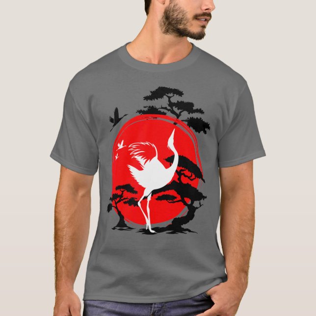 Japanska Crane Bird Bonsai Träd och Red Sol T Shirt (Framsida)