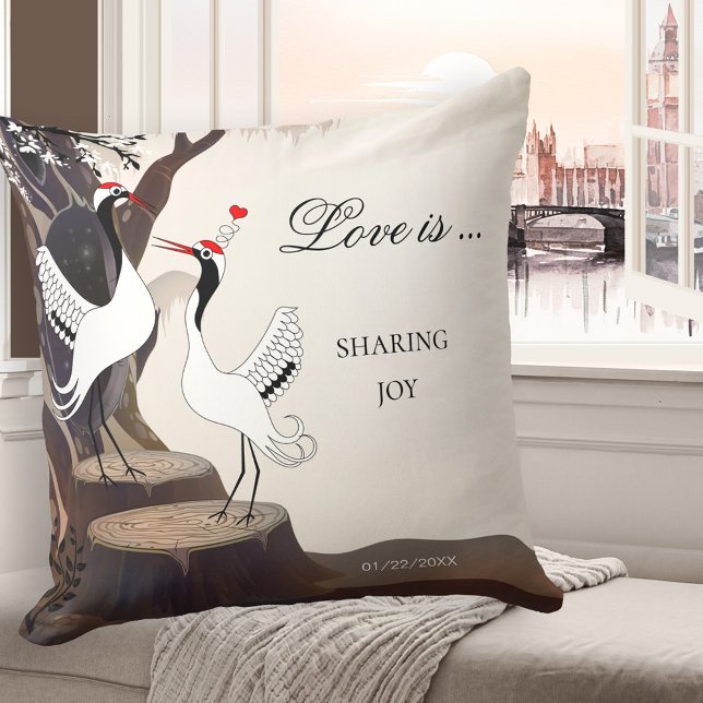 Japanska Cranes Bröllop Love birds Pillow Kudde (Romantic pillow featuring an illustration of two Japanese cranes in love at the edge of a forest)